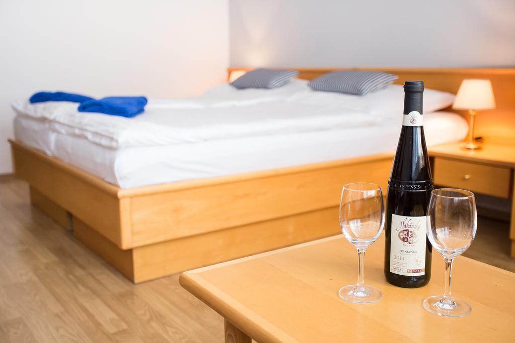 Hotel Laguna Ceske Budejovice Habitación foto